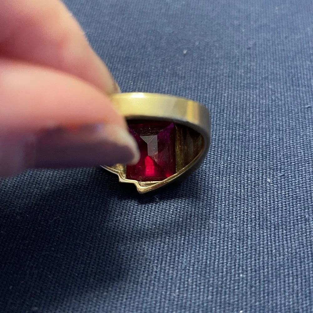 10K Men’s Gold Ring with Garnet Stone - Picture 4 of 6